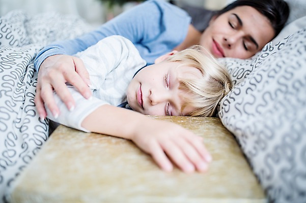 포토 JPG 서양인 외국인 여자 남자 행복 어린이 크리스마스 가족 실내 선물 웃음 두명 앞모습 30대 침대 잠 가족라이프 국내포토 라이프스타일 기념일 감정 뷰포인트 가구 관계 표정 사람 인종 내부 장년 파일형식