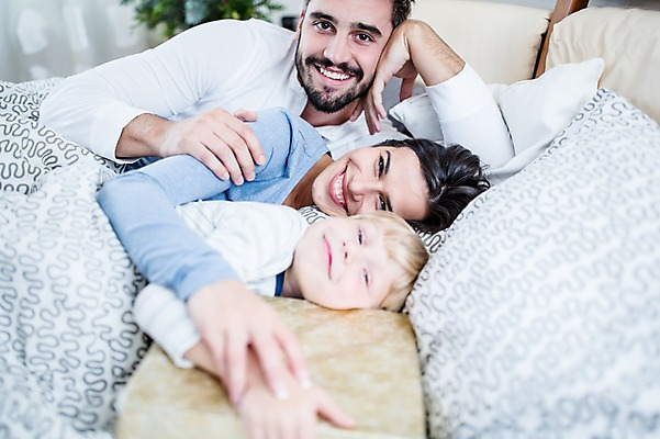 포토 JPG 서양인 외국인 여자 남자 행복 어린이 크리스마스 가족 실내 선물 웃음 상반신 앞모습 세명 30대 침대 가족라이프 국내포토 라이프스타일 기념일 감정 뷰포인트 가구 관계 표정 사람 인종 내부 장년 파일형식