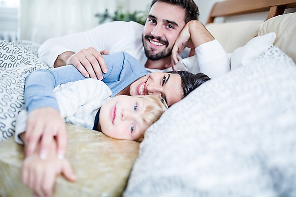 포토 JPG 서양인 외국인 여자 남자 행복 어린이 크리스마스 가족 실내 선물 웃음 상반신 앞모습 세명 30대 침대 가족라이프 국내포토 라이프스타일 기념일 감정 뷰포인트 가구 관계 표정 사람 인종 내부 장년 파일형식