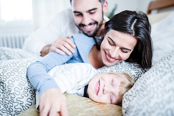 포토 JPG 서양인 외국인 여자 남자 행복 어린이 크리스마스 가족 실내 선물 웃음 상반신 앞모습 세명 30대 침대 가족라이프 국내포토 라이프스타일 기념일 감정 뷰포인트 가구 관계 표정 사람 인종 내부 장년 파일형식