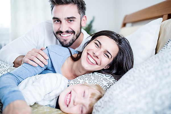 포토 JPG 서양인 외국인 여자 남자 행복 어린이 크리스마스 가족 실내 선물 웃음 상반신 앞모습 세명 30대 침대 가족라이프 국내포토 라이프스타일 기념일 감정 뷰포인트 가구 관계 표정 사람 인종 내부 장년 파일형식