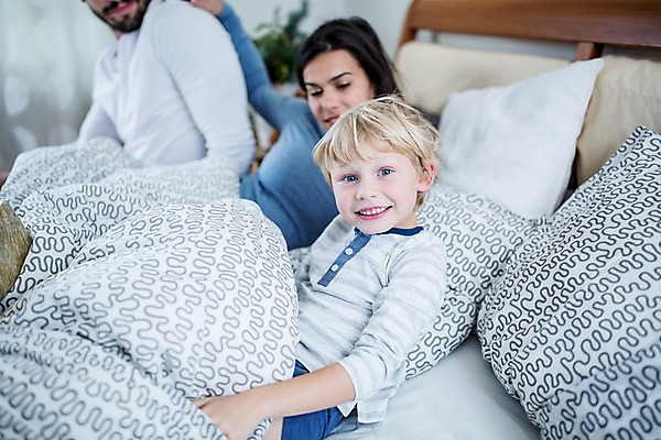 포토 JPG 서양인 외국인 여자 남자 행복 어린이 크리스마스 가족 실내 웃음 상반신 앞모습 세명 30대 침대 가족라이프 국내포토 라이프스타일 기념일 감정 뷰포인트 가구 관계 표정 사람 인종 내부 장년 파일형식