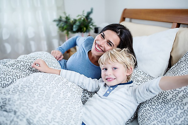 포토 JPG 서양인 외국인 여자 남자 행복 어린이 크리스마스 가족 실내 웃음 상반신 두명 앞모습 30대 침대 가족라이프 국내포토 라이프스타일 기념일 감정 뷰포인트 가구 관계 표정 사람 인종 내부 장년 파일형식