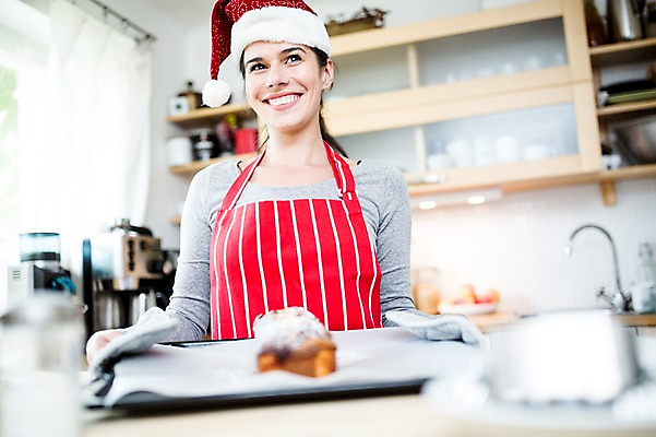 포토 JPG 서양인 외국인 여자 행복 빵 크리스마스 산타모자 실내 한명 웃음 상반신 앞모습 아웃포커스 30대 주방 앞치마 홈베이킹 국내포토 모자_잡화 1 기념일 감정 음식 뷰포인트 촬영기법 표정 사람 인종 내부 장년 제빵 파일형식