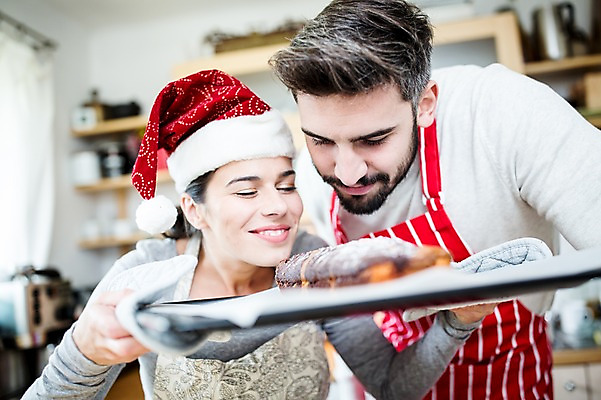 포토 JPG 서양인 외국인 여자 남자 행복 빵 크리스마스 산타모자 실내 웃음 상반신 성인 두명 앞모습 아웃포커스 30대 주방 앞치마 홈베이킹 부부라이프 국내포토 모자_잡화 라이프스타일 기념일 감정 음식 뷰포인트 촬영기법 표정 사람 인종 내부 장년 제빵 파일형식