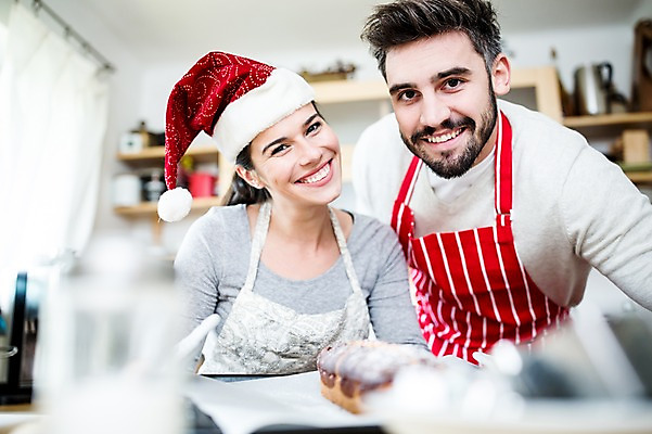 포토 JPG 서양인 외국인 여자 남자 행복 빵 크리스마스 산타모자 실내 웃음 상반신 성인 두명 앞모습 아웃포커스 30대 주방 앞치마 홈베이킹 부부라이프 국내포토 모자_잡화 라이프스타일 기념일 감정 음식 뷰포인트 촬영기법 표정 사람 인종 내부 장년 제빵 파일형식