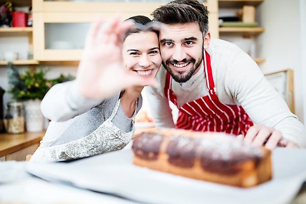 포토 JPG 서양인 외국인 여자 남자 행복 빵 크리스마스 실내 웃음 상반신 성인 두명 앞모습 아웃포커스 30대 주방 앞치마 하트 홈베이킹 부부라이프 국내포토 모양 라이프스타일 기념일 감정 음식 뷰포인트 촬영기법 표정 사람 인종 내부 장년 제빵 파일형식