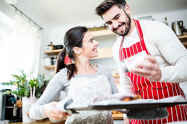 포토 JPG 서양인 외국인 여자 남자 행복 빵 크리스마스 실내 웃음 상반신 성인 두명 앞모습 옆모습 아웃포커스 30대 주방 앞치마 홈베이킹 부부라이프 국내포토 라이프스타일 기념일 감정 음식 뷰포인트 촬영기법 표정 사람 인종 내부 장년 제빵 파일형식