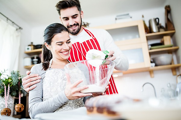 포토 JPG 서양인 외국인 여자 남자 행복 빵 크리스마스 실내 웃음 상반신 성인 두명 앞모습 아웃포커스 30대 주방 앞치마 홈베이킹 부부라이프 국내포토 라이프스타일 기념일 감정 음식 뷰포인트 촬영기법 표정 사람 인종 내부 장년 제빵 파일형식