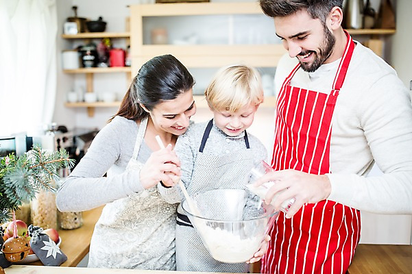 포토 JPG 서양인 외국인 여자 남자 행복 어린이 빵 크리스마스 가족 실내 웃음 앞모습 옆모습 아웃포커스 세명 30대 앞치마 가족라이프 만들기 홈베이킹 국내포토 라이프스타일 기념일 감정 음식 뷰포인트 관계 모션 촬영기법 표정 사람 인종 내부 장년 제빵 파일형식
