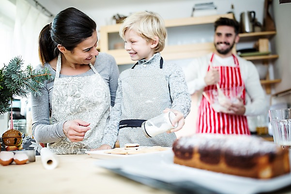 포토 JPG 서양인 외국인 여자 남자 행복 어린이 빵 크리스마스 가족 실내 웃음 앞모습 옆모습 아웃포커스 세명 30대 앞치마 가족라이프 만들기 홈베이킹 국내포토 라이프스타일 기념일 감정 음식 뷰포인트 관계 모션 촬영기법 표정 사람 인종 내부 장년 제빵 파일형식