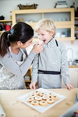 포토 JPG 서양인 외국인 여자 남자 행복 어린이 크리스마스 가족 실내 웃음 상반신 두명 앞모습 옆모습 30대 쿠키 주방 가족라이프 먹기 홈베이킹 국내포토 라이프스타일 기념일 감정 뷰포인트 관계 모션 디저트 표정 사람 인종 내부 장년 제빵 파일형식