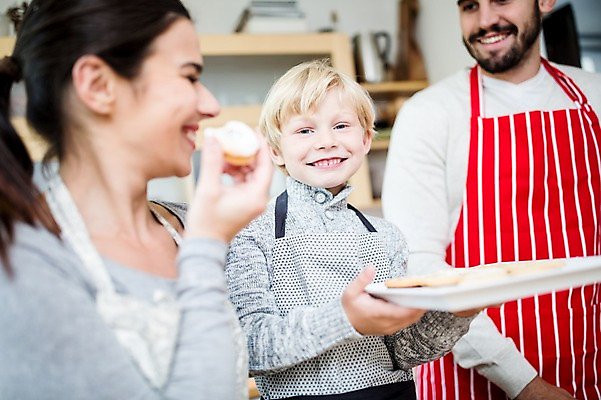 포토 JPG 서양인 외국인 여자 남자 행복 어린이 크리스마스 가족 실내 웃음 앞모습 옆모습 아웃포커스 세명 30대 쿠키 앞치마 가족라이프 먹기 만들기 홈베이킹 국내포토 라이프스타일 기념일 감정 뷰포인트 관계 모션 디저트 촬영기법 표정 사람 인종 내부 장년 제빵 파일형식
