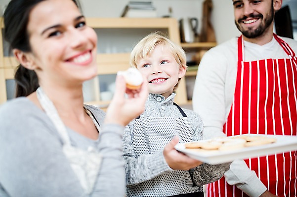 포토 JPG 서양인 외국인 여자 남자 행복 어린이 크리스마스 가족 실내 웃음 앞모습 옆모습 아웃포커스 세명 30대 쿠키 앞치마 가족라이프 만들기 홈베이킹 국내포토 라이프스타일 기념일 감정 뷰포인트 관계 모션 디저트 촬영기법 표정 사람 인종 내부 장년 제빵 파일형식