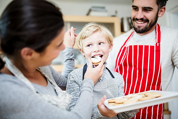 포토 JPG 서양인 외국인 여자 남자 행복 어린이 크리스마스 가족 실내 웃음 앞모습 옆모습 아웃포커스 세명 30대 쿠키 앞치마 가족라이프 먹기 만들기 홈베이킹 국내포토 라이프스타일 기념일 감정 뷰포인트 관계 모션 디저트 촬영기법 표정 사람 인종 내부 장년 제빵 파일형식