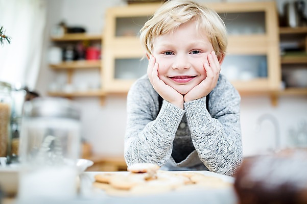 포토 JPG 서양인 외국인 남자 행복 어린이 크리스마스 실내 한명 웃음 상반신 앞모습 아웃포커스 쿠키 주방 턱괴기 홈베이킹 국내포토 1 기념일 감정 뷰포인트 모션 디저트 촬영기법 표정 사람 인종 내부 제빵 파일형식