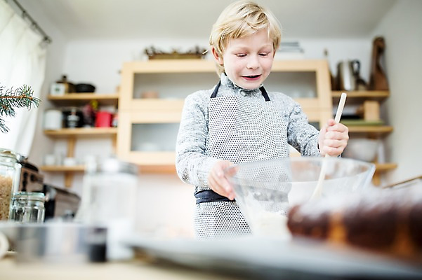 포토 JPG 서양인 외국인 남자 어린이 빵 크리스마스 실내 한명 웃음 상반신 앞모습 아웃포커스 주방 만들기 홈베이킹 혼자 국내포토 1 기념일 음식 뷰포인트 모션 촬영기법 표정 사람 인종 내부 제빵 파일형식