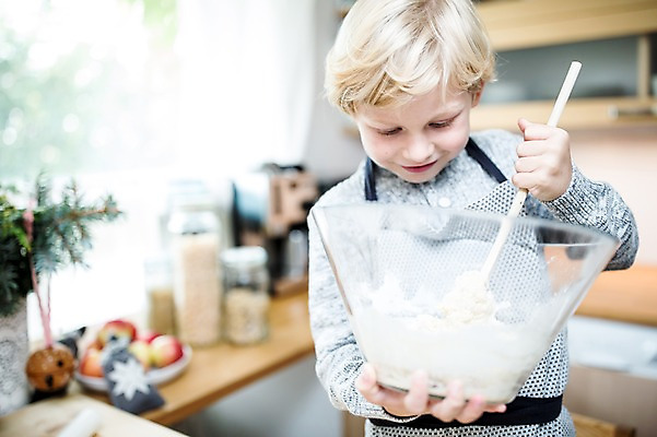 포토 JPG 서양인 외국인 남자 어린이 크리스마스 실내 한명 웃음 상반신 앞모습 주방 만들기 홈베이킹 혼자 국내포토 1 기념일 뷰포인트 모션 표정 사람 인종 내부 제빵 파일형식