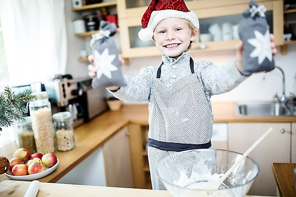 포토 JPG 서양인 외국인 남자 어린이 크리스마스 산타모자 실내 한명 웃음 상반신 앞모습 쿠키 주방 만들기 홈베이킹 혼자 국내포토 모자_잡화 1 기념일 뷰포인트 모션 디저트 표정 사람 인종 내부 제빵 파일형식