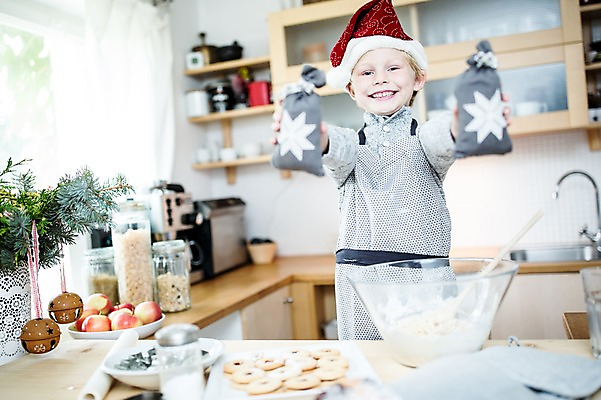 포토 JPG 서양인 외국인 남자 어린이 크리스마스 산타모자 실내 한명 웃음 상반신 앞모습 쿠키 주방 만들기 홈베이킹 혼자 국내포토 모자_잡화 1 기념일 뷰포인트 모션 디저트 표정 사람 인종 내부 제빵 파일형식