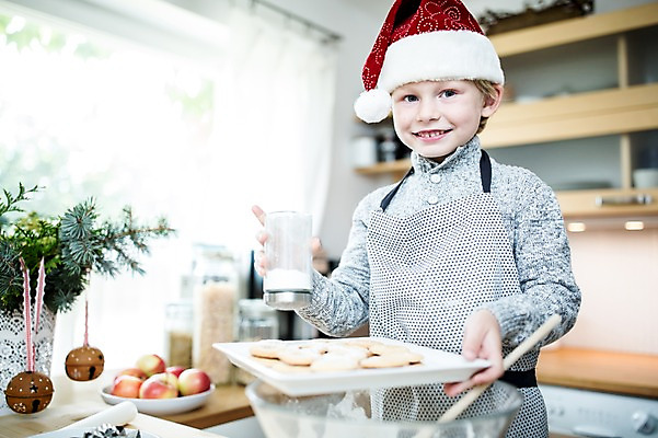 포토 JPG 서양인 외국인 남자 어린이 크리스마스 산타모자 실내 한명 웃음 상반신 앞모습 쿠키 주방 만들기 홈베이킹 혼자 국내포토 모자_잡화 1 기념일 뷰포인트 모션 디저트 표정 사람 인종 내부 제빵 파일형식