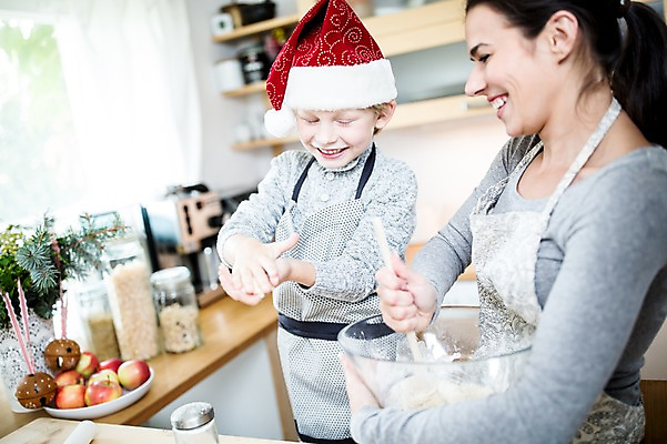 포토 JPG 서양인 외국인 여자 남자 행복 어린이 크리스마스 산타모자 실내 웃음 상반신 두명 앞모습 옆모습 30대 가족라이프 만들기 홈베이킹 국내포토 모자_잡화 라이프스타일 기념일 감정 뷰포인트 가족 모션 표정 사람 인종 내부 장년 제빵 파일형식