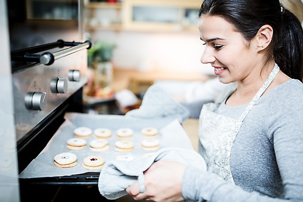 포토 JPG 서양인 외국인 여자 크리스마스 실내 한명 웃음 상반신 옆모습 아웃포커스 30대 쿠키 주방 오븐 홈베이킹 국내포토 1 기념일 뷰포인트 디저트 촬영기법 표정 사람 인종 내부 장년 가전제품 제빵 파일형식