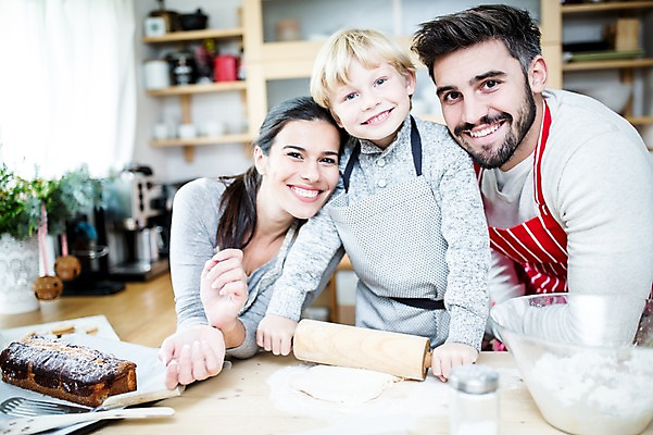 포토 JPG 서양인 외국인 여자 남자 어린이 빵 크리스마스 실내 웃음 상반신 앞모습 세명 30대 주방 가족라이프 홈베이킹 밀대 쿠키틀 밀가루반죽 국내포토 라이프스타일 기념일 음식 뷰포인트 가족 주방용품 표정 사람 인종 내부 장년 반죽 제빵 제빵도구 파일형식