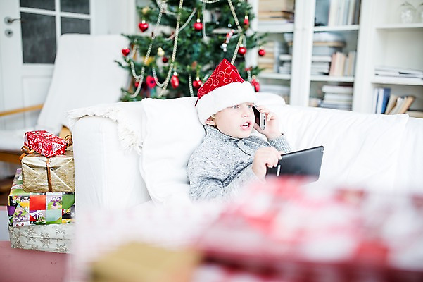 포토 JPG 서양인 외국인 남자 어린이 크리스마스 산타모자 실내 선물 한명 앉기 상반신 옆모습 아웃포커스 소파 태블릿 크리스마스트리 기쁨 통화 국내포토 모자_잡화 1 기념일 감정 뷰포인트 의자 모션 촬영기법 사람 인종 내부 전자제품 스마트기기 파일형식