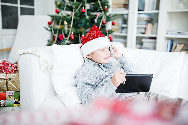 포토 JPG 서양인 외국인 남자 어린이 크리스마스 산타모자 실내 선물 한명 웃음 앉기 상반신 옆모습 아웃포커스 소파 태블릿 크리스마스트리 기쁨 국내포토 모자_잡화 1 기념일 감정 뷰포인트 의자 모션 촬영기법 표정 사람 인종 내부 전자제품 스마트기기 파일형식