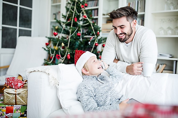 포토 JPG 서양인 외국인 남자 어린이 크리스마스 실내 선물 웃음 상반신 두명 앞모습 옆모습 30대 태블릿 크리스마스트리 기쁨 국내포토 기념일 감정 뷰포인트 표정 사람 인종 내부 장년 전자제품 스마트기기 파일형식