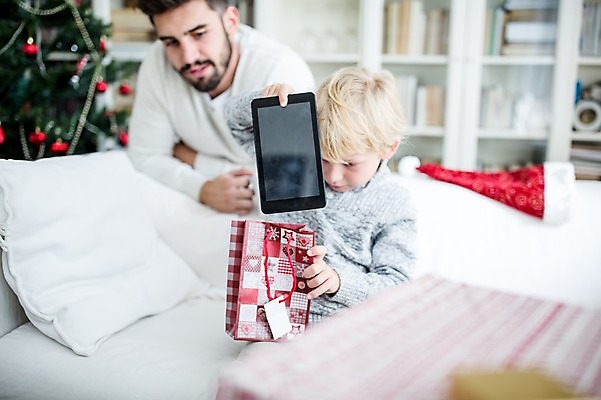 포토 JPG 서양인 외국인 남자 어린이 크리스마스 실내 선물 웃음 상반신 두명 앞모습 옆모습 30대 태블릿 크리스마스트리 기쁨 국내포토 기념일 감정 뷰포인트 표정 사람 인종 내부 장년 전자제품 스마트기기 파일형식