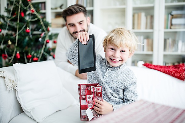 포토 JPG 서양인 외국인 남자 어린이 크리스마스 실내 선물 웃음 상반신 두명 앞모습 옆모습 30대 태블릿 크리스마스트리 기쁨 국내포토 기념일 감정 뷰포인트 표정 사람 인종 내부 장년 전자제품 스마트기기 파일형식