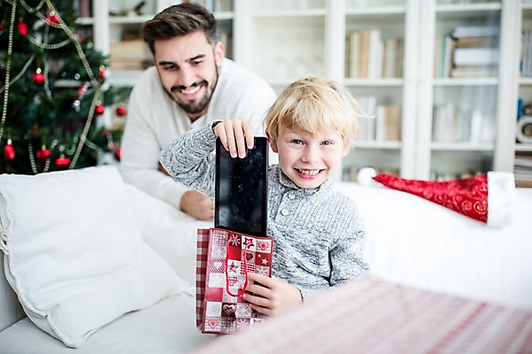 포토 JPG 서양인 외국인 남자 어린이 크리스마스 실내 선물 웃음 상반신 두명 앞모습 옆모습 30대 태블릿 크리스마스트리 기쁨 국내포토 기념일 감정 뷰포인트 표정 사람 인종 내부 장년 전자제품 스마트기기 파일형식