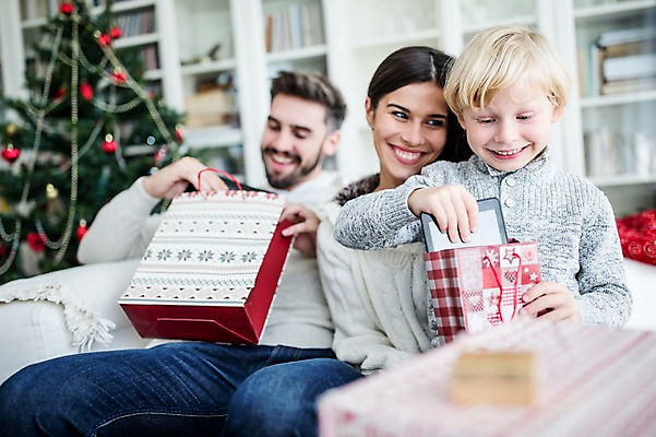 포토 JPG 서양인 외국인 여자 남자 어린이 크리스마스 실내 선물 웃음 앉기 상반신 앞모습 옆모습 세명 30대 소파 태블릿 크리스마스트리 놀람 기쁨 국내포토 기념일 감정 뷰포인트 의자 모션 표정 사람 인종 내부 장년 전자제품 스마트기기 파일형식