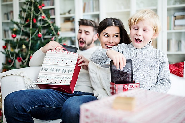 포토 JPG 서양인 외국인 여자 남자 어린이 크리스마스 실내 선물 웃음 앉기 상반신 앞모습 옆모습 세명 30대 소파 태블릿 크리스마스트리 놀람 기쁨 국내포토 기념일 감정 뷰포인트 의자 모션 표정 사람 인종 내부 장년 전자제품 스마트기기 파일형식