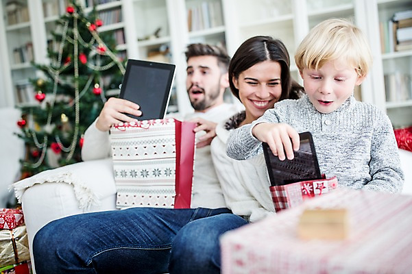 포토 JPG 서양인 외국인 여자 남자 어린이 크리스마스 실내 선물 웃음 앉기 상반신 앞모습 옆모습 세명 30대 소파 태블릿 크리스마스트리 놀람 기쁨 국내포토 기념일 감정 뷰포인트 의자 모션 표정 사람 인종 내부 장년 전자제품 스마트기기 파일형식