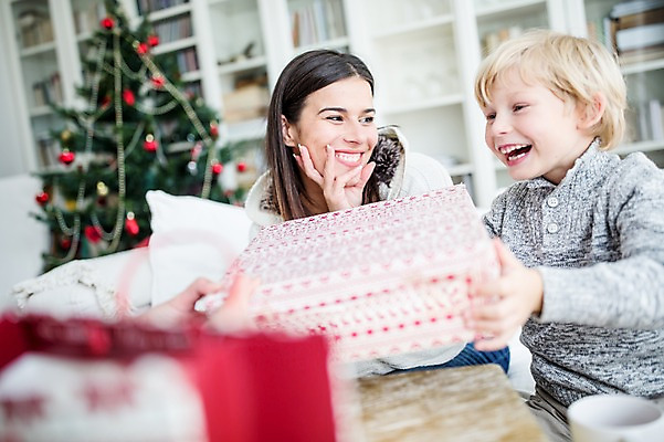 포토 JPG 서양인 외국인 여자 남자 행복 어린이 크리스마스 실내 선물 웃음 상반신 두명 앞모습 옆모습 아웃포커스 30대 크리스마스트리 국내포토 기념일 감정 뷰포인트 촬영기법 표정 사람 인종 내부 장년 파일형식