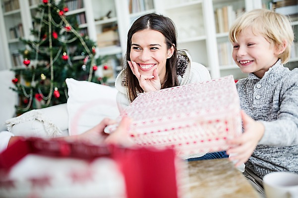 포토 JPG 서양인 외국인 여자 남자 행복 어린이 크리스마스 실내 선물 웃음 상반신 두명 앞모습 옆모습 아웃포커스 30대 크리스마스트리 국내포토 기념일 감정 뷰포인트 촬영기법 표정 사람 인종 내부 장년 파일형식