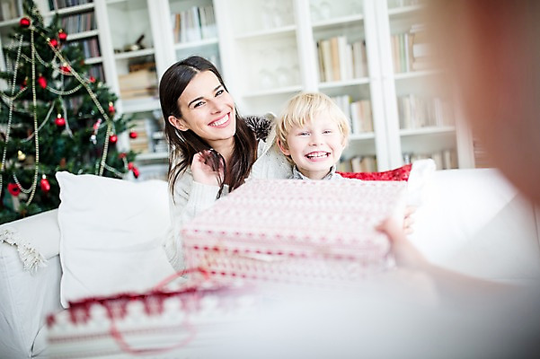 포토 JPG 서양인 외국인 여자 남자 행복 어린이 크리스마스 실내 선물 웃음 상반신 두명 앞모습 옆모습 아웃포커스 30대 크리스마스트리 국내포토 기념일 감정 뷰포인트 촬영기법 표정 사람 인종 내부 장년 파일형식