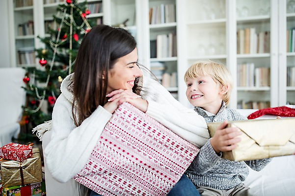 포토 JPG 서양인 외국인 여자 남자 행복 어린이 크리스마스 실내 선물 웃음 상반신 두명 앞모습 옆모습 아웃포커스 30대 크리스마스트리 국내포토 기념일 감정 뷰포인트 촬영기법 표정 사람 인종 내부 장년 파일형식