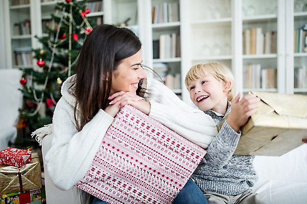 포토 JPG 서양인 외국인 여자 남자 행복 어린이 크리스마스 실내 선물 웃음 상반신 두명 앞모습 옆모습 아웃포커스 30대 크리스마스트리 국내포토 기념일 감정 뷰포인트 촬영기법 표정 사람 인종 내부 장년 파일형식