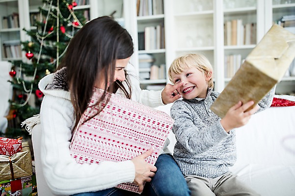 포토 JPG 서양인 외국인 여자 남자 행복 어린이 크리스마스 실내 선물 웃음 상반신 두명 앞모습 옆모습 아웃포커스 30대 크리스마스트리 국내포토 기념일 감정 뷰포인트 촬영기법 표정 사람 인종 내부 장년 파일형식
