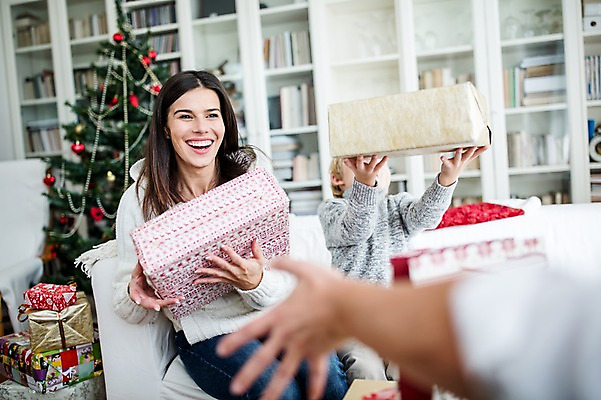 포토 JPG 서양인 외국인 여자 남자 행복 어린이 크리스마스 실내 선물 웃음 상반신 두명 앞모습 아웃포커스 신체부위 30대 크리스마스트리 가족라이프 팔 국내포토 라이프스타일 기념일 감정 뷰포인트 가족 촬영기법 표정 사람 인종 내부 장년 파일형식