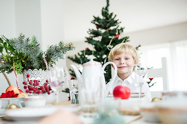 포토 JPG 서양인 외국인 남자 행복 어린이 크리스마스장식 크리스마스 실내 한명 웃음 앉기 상반신 앞모습 크리스마스트리 식사 국내포토 1 기념일 감정 뷰포인트 모션 표정 사람 인종 내부 파일형식