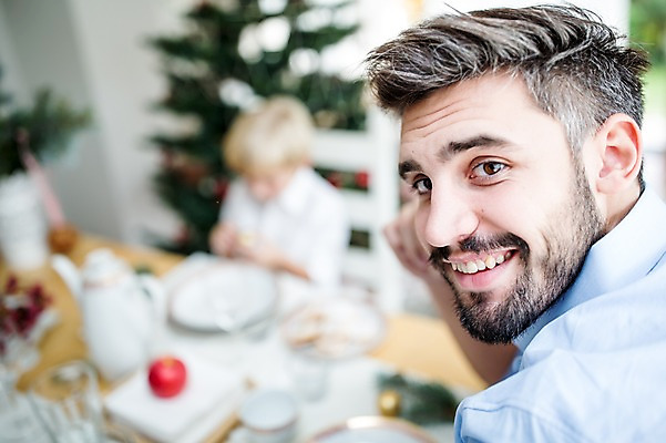 포토 JPG 서양인 외국인 남자 행복 어린이 크리스마스 가족 실내 웃음 앉기 상반신 두명 옆모습 아웃포커스 30대 크리스마스트리 식사 가족라이프 국내포토 라이프스타일 기념일 감정 뷰포인트 관계 모션 촬영기법 표정 사람 인종 내부 장년 파일형식