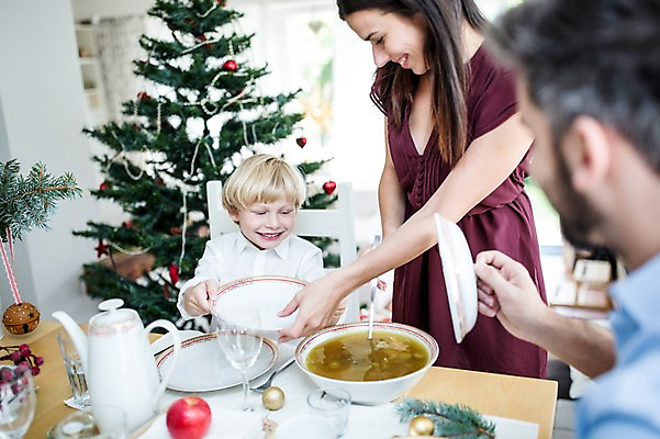 포토 JPG 서양인 외국인 여자 남자 행복 어린이 음식 크리스마스 가족 실내 웃음 상반신 앞모습 옆모습 아웃포커스 세명 30대 크리스마스트리 식사 가족라이프 국내포토 라이프스타일 기념일 감정 뷰포인트 관계 촬영기법 표정 사람 인종 내부 장년 파일형식