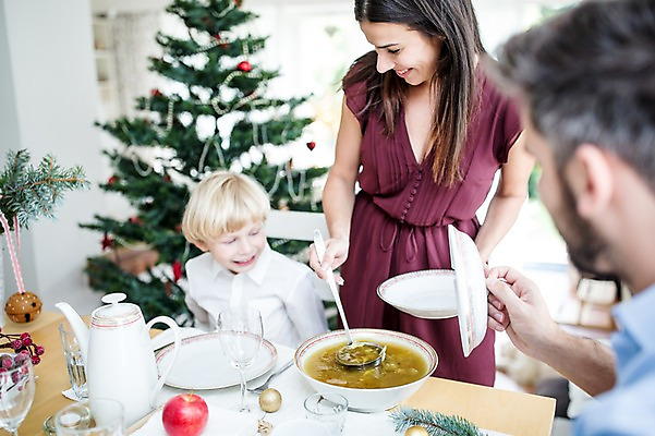 포토 JPG 서양인 외국인 여자 남자 행복 어린이 음식 크리스마스 가족 실내 웃음 상반신 앞모습 옆모습 세명 30대 크리스마스트리 식사 가족라이프 국내포토 라이프스타일 기념일 감정 뷰포인트 관계 표정 사람 인종 내부 장년 파일형식