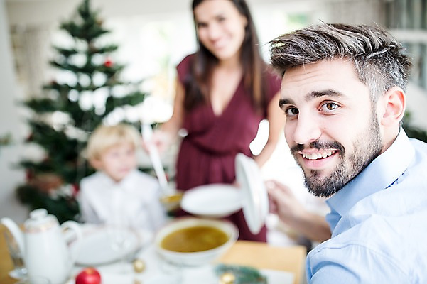 포토 JPG 서양인 외국인 여자 남자 행복 어린이 음식 크리스마스 가족 실내 웃음 상반신 앞모습 아웃포커스 세명 30대 크리스마스트리 식사 가족라이프 국내포토 라이프스타일 기념일 감정 뷰포인트 관계 촬영기법 표정 사람 인종 내부 장년 파일형식