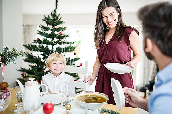 포토 JPG 서양인 외국인 여자 남자 행복 어린이 음식 크리스마스 가족 실내 웃음 상반신 앞모습 뒷모습 아웃포커스 세명 30대 크리스마스트리 식사 가족라이프 국내포토 라이프스타일 기념일 감정 뷰포인트 관계 촬영기법 표정 사람 인종 내부 장년 파일형식